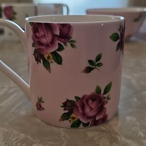 Royal Albert Mug- New Country Roses (Pink Background)